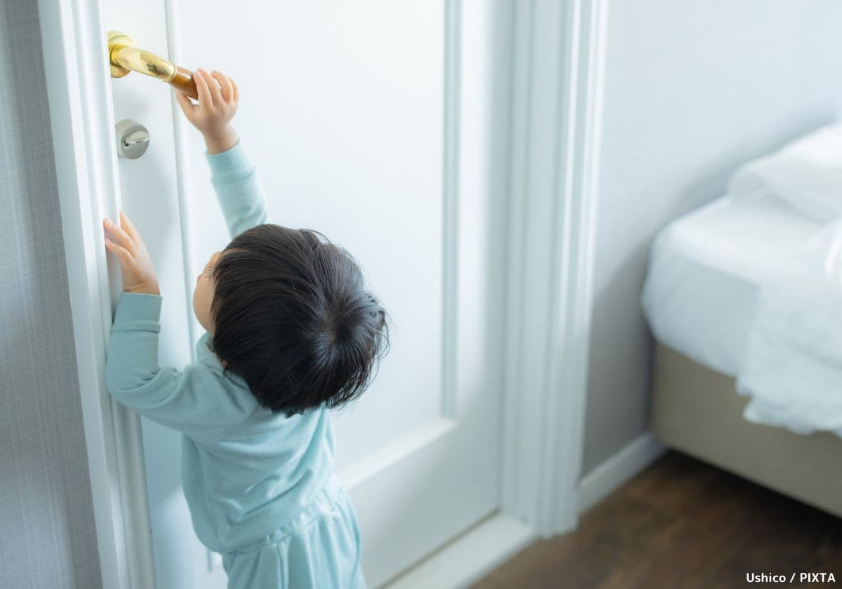 ドアを開けようとする子ども
