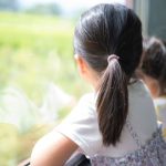 窓の外をみる女の子