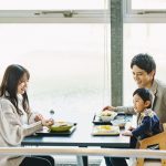 食事をする家族