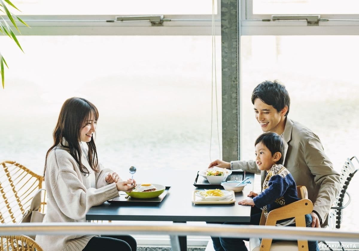 食事をする家族