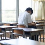 教室で勉強する男子学生