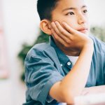 頬杖をつく男の子