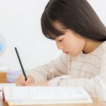 勉強する小学生女子