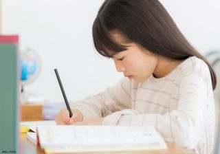 「白い、おか子、ぼう子」を読めますか？ 教わる学年にこだわると漢字が覚えられない理由