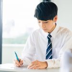 勉強する男子中学生