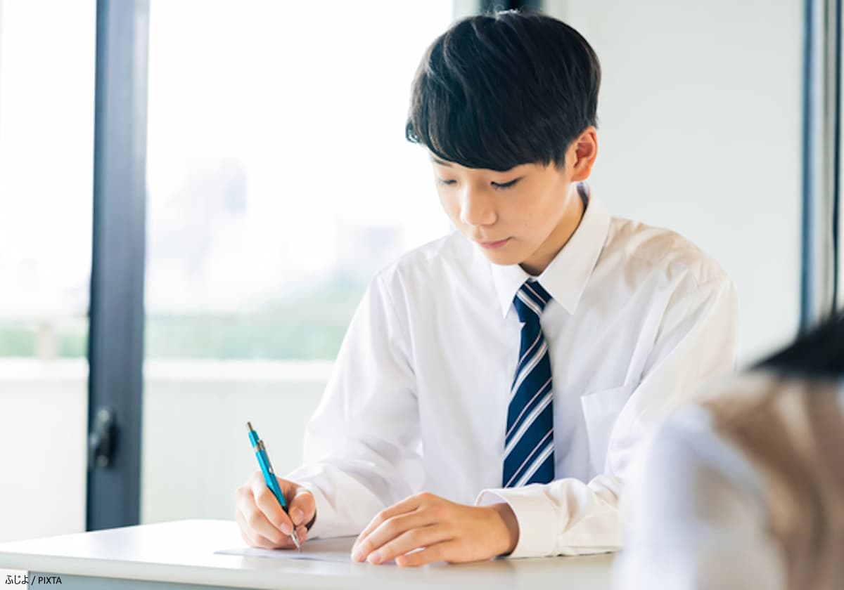 勉強する男子中学生