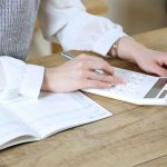 電卓で計算する人