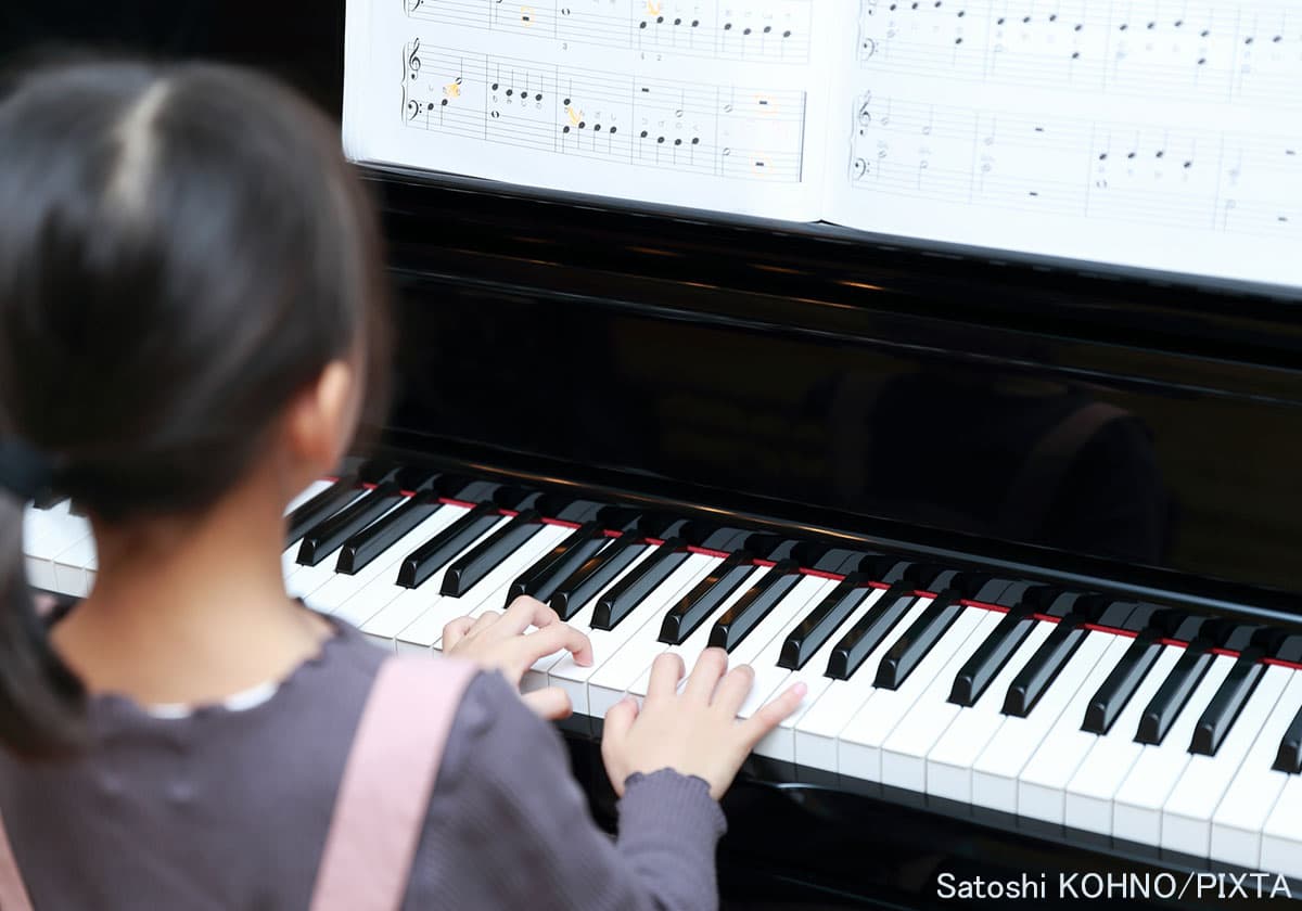 ピアノを弾く子ども