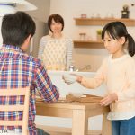 お手伝いをする女の子