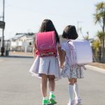 並んで歩く二人の女子小学生