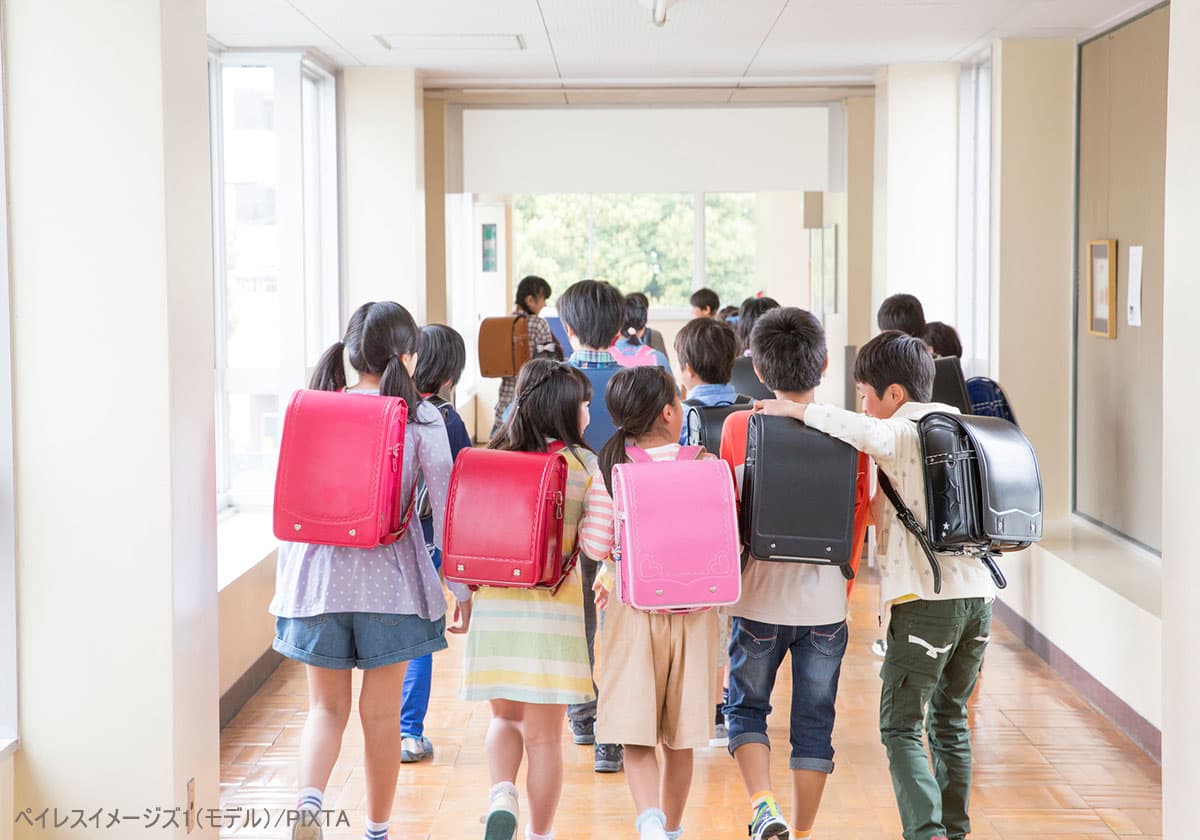 廊下を歩く小学生の集団