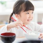 ごはんを食べる女の子