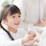 ごはんを食べる女の子