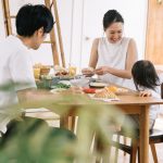 ごはんを食べる家族