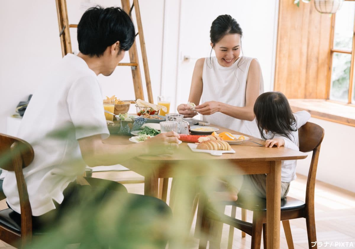 ごはんを食べる家族