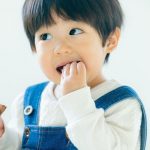 ごはんを食べる男の子