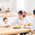 ごはんを食べる家族
