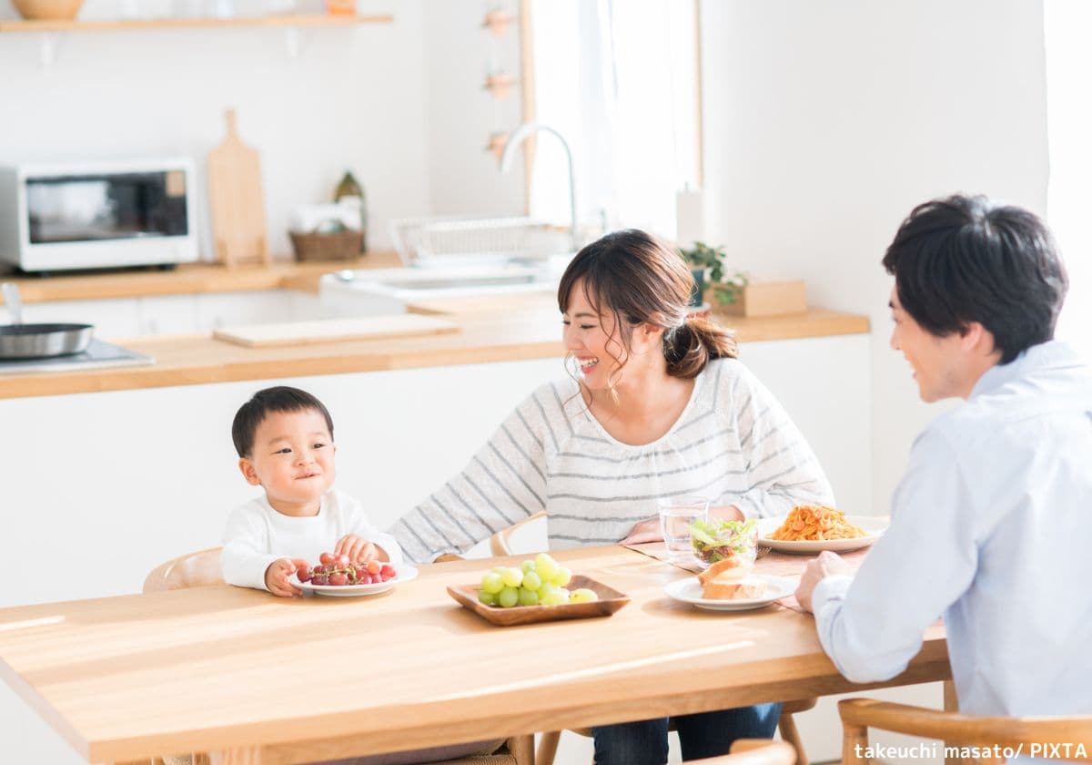 ごはんを食べる家族