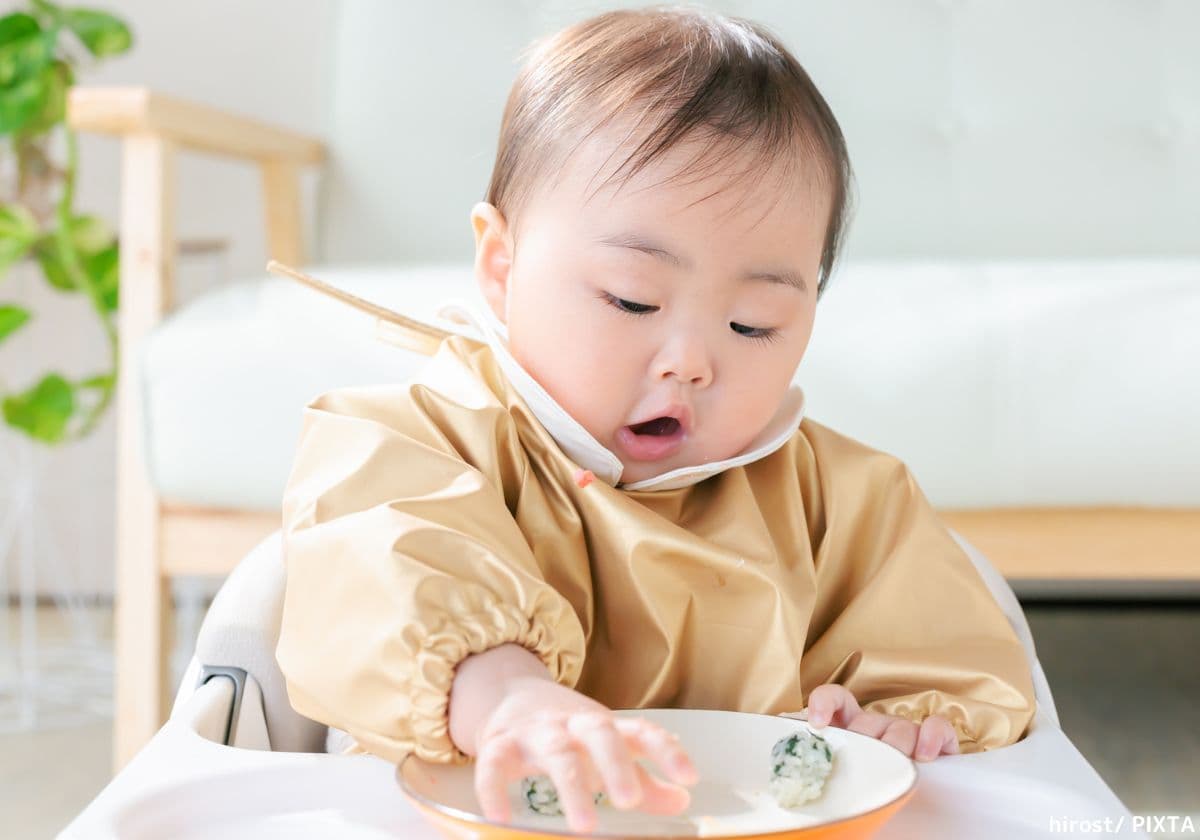 離乳食を食べる赤ちゃん