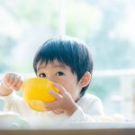 ごはんを食べる男の子