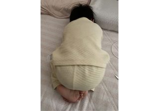 幼稚園がイヤでとった「謎ポーズ」に?? 4歳息子さんのクスッと笑える姿が呼んだ共感の嵐