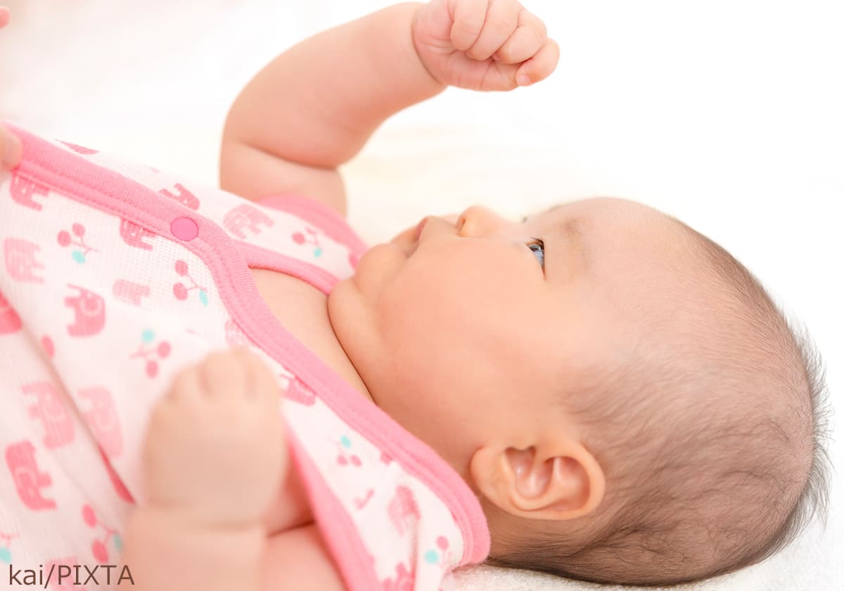 拳をみつめる赤ちゃん（ハンドリガード）