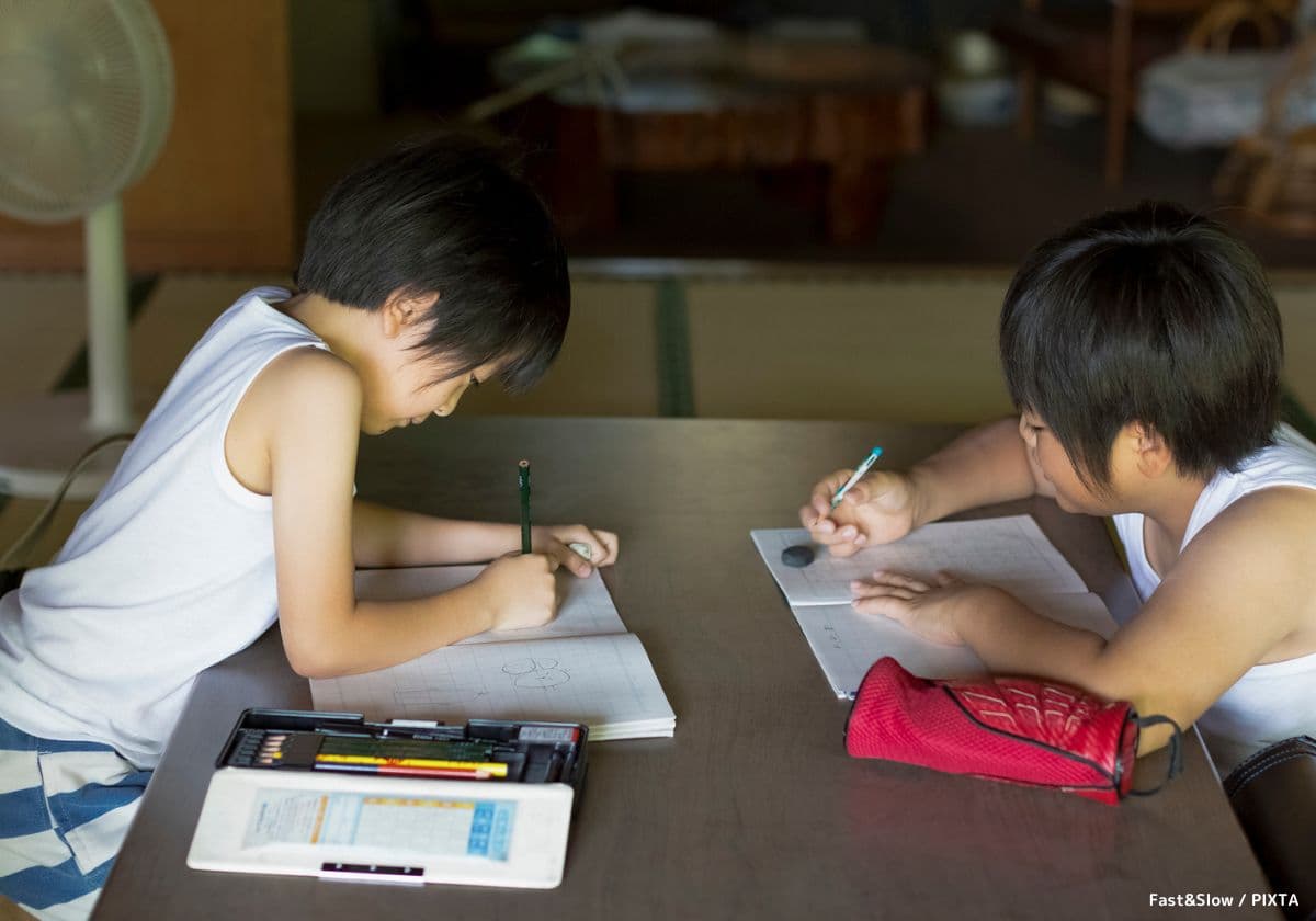 夏休みの宿題をする小学生男子２人