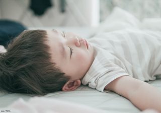 天使の寝顔はどこ？ 仕事の癒しを求めた父が寝室で見た想定外の現実とは【うちのアサトくん第13話】