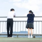 学校の屋上の男子と女子(中学生.高校生)