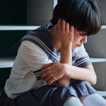 悩む女子学生