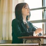 教室で勉強する高校生