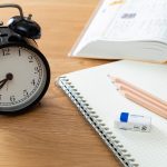 勉強机と目覚まし時計と辞書