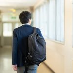 廊下を歩いている高校生