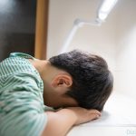 机に突っ伏す子