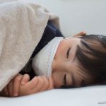 マスクをして寝る子