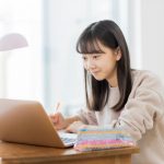 勉強する中学生　高校生の女の子