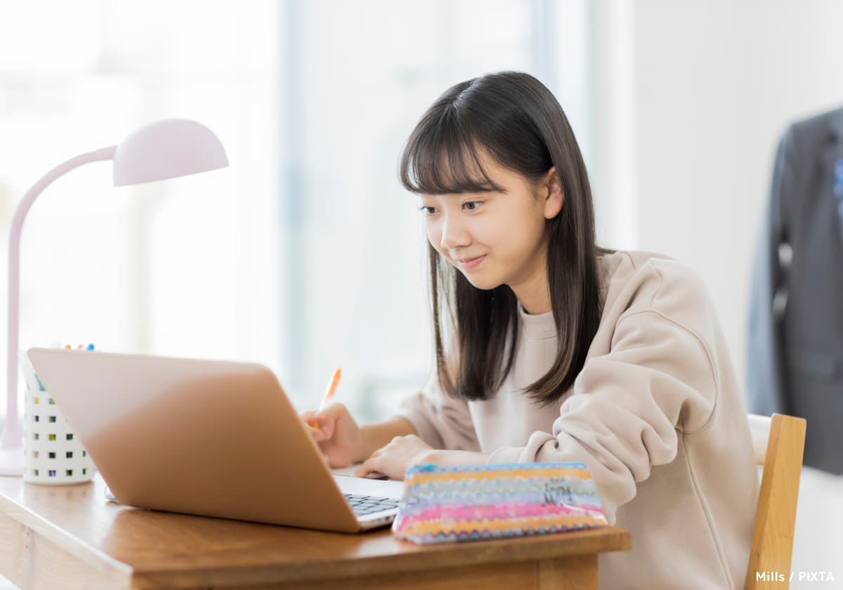勉強する中学生 高校生の女の子