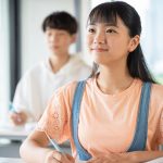 勉強する中学生　高校生の女の子