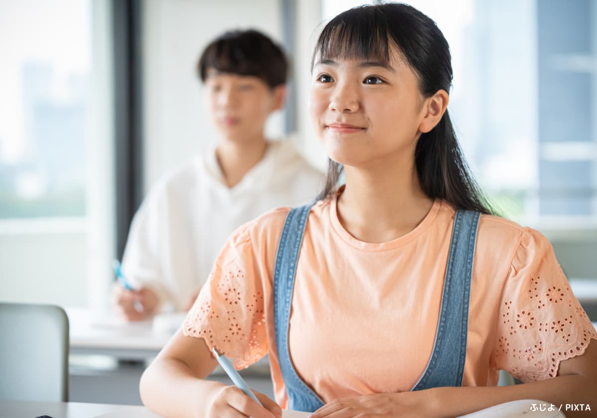 勉強する中学生　高校生の女の子
