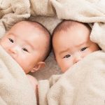 タオルを巻かれている双子の赤ちゃん
