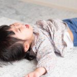 泣く子ども