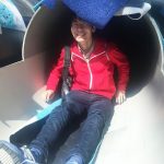 ミュンヘン工科大学でのカリスさん　滑り台で3階から1階に下りられる