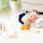 ぬいぐるみで遊ぶ7ヶ月の女の子