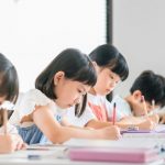 学習塾で勉強する小学生