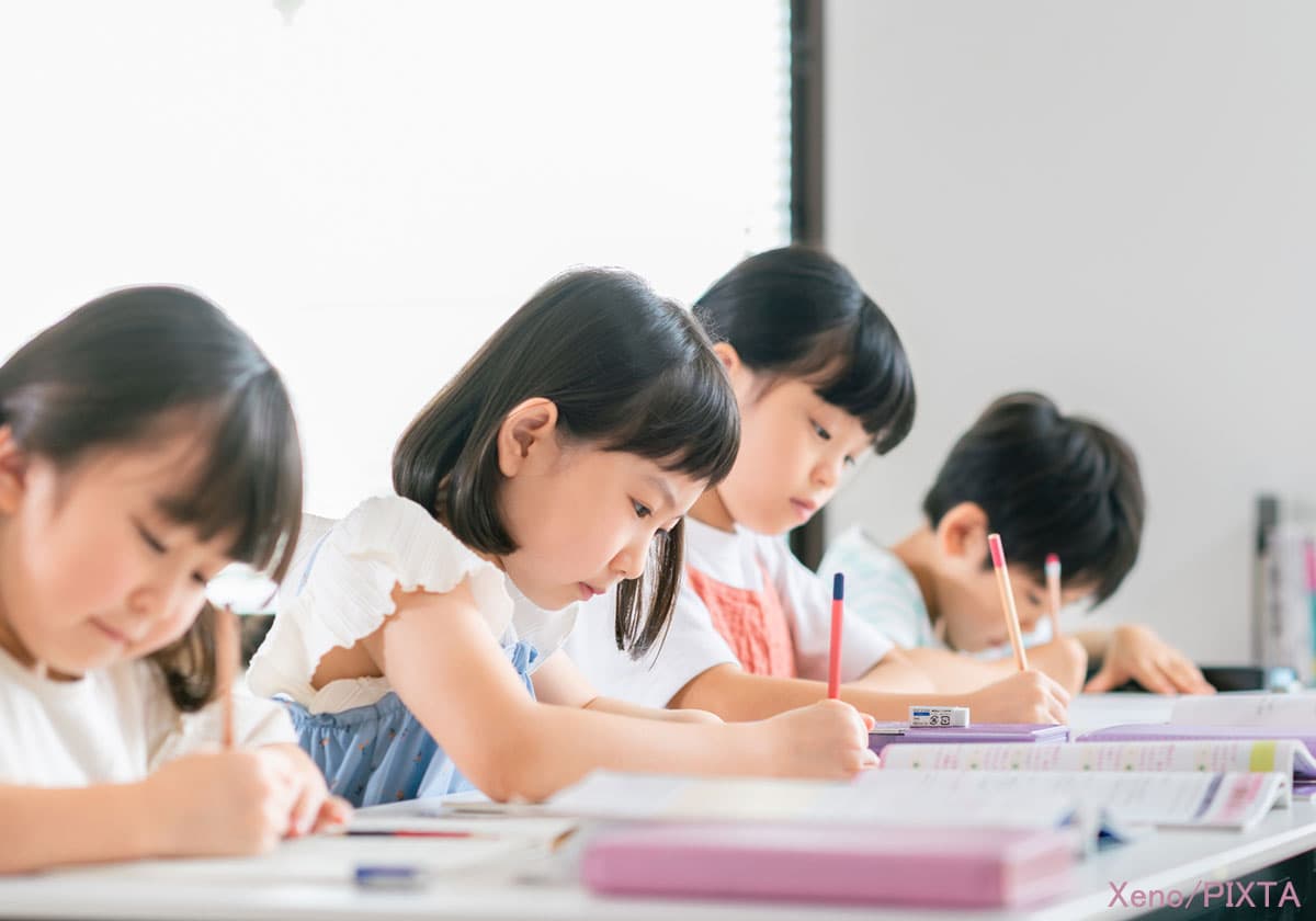 学習塾で勉強する小学生