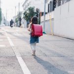 ランドセルを背負い登校する小学生の子