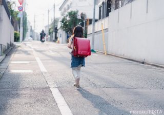 低学年の子は要注意のランドセル症候群　整形外科医がすすめる「負担の少ないランドセルの背負い方」