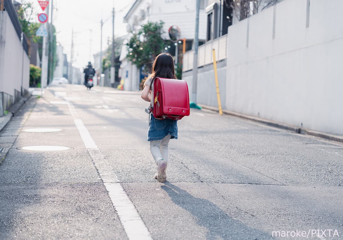 ランドセルを背負い投稿する小学生の子