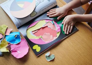 紙で遊ぶと子どもの探究心が育つ？ 今こそ注目したい「紙育」の力