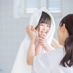 タオルドライをする女の子
